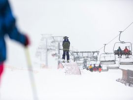 Skifahrer slidet über Box