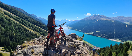 Mann mit Bike am Berg