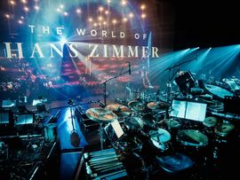 Saal mit aufwendig beleuchteter Bühne