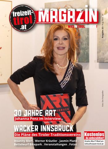 Portrait von eleganter Frau vor Ausstellungshintergrund