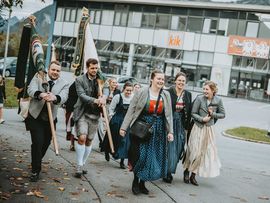 Jungbauern mit Fahnen beim Erntedankfest in Reutte