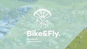 Bild einer Wiese mit dem Logo des Bike & Fly Festivals