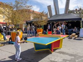 Menschen spielen an Tischtennisplatte