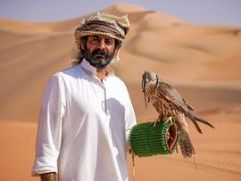 Beduine mit Vogel in der Rub-al-Khali Wüste