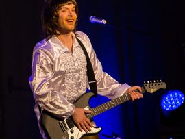 The musical sound of ABBA Sänger mit Gitarre