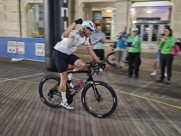 Kurt Matzler auf Rennrad mit Siegespose