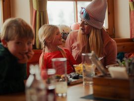 Familie im Restaurant bei der Mutterer Alm