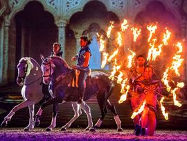 Reiter auf Pferden und ein Feuer-Artist