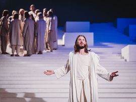 Jesus auf der Bühne in Erl