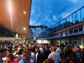 Besucher vor der Konzertbühne beim Stadtfest Schwaz