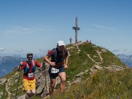 zwei Trailrunner auf einem Berg