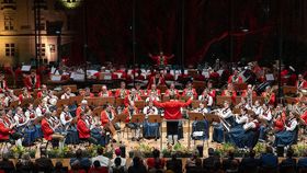 Musikkapelle beim spielen eines Stücks auf der Bühne 