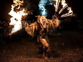 Krampus mit Feuer - Ötztaler Feuerteufel 
