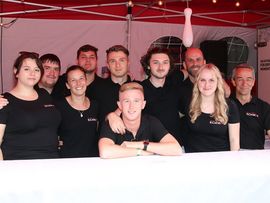 Verein beim Ausschank beim Dorffest Schwaz