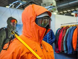 Nahaufnahme von Mann in Skikleidung.