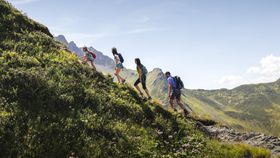 Familie beim Wandern auf kleinen Berggipfel
