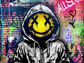 Pop-Art-Darstellung einer vermummten Figur mit gelbem Smiley-Gesicht vor einer farbenfrohen Graffiti- und Plakatwand mit dem Schriftzug „NO FACE NO SOUL“.