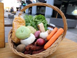 Korb mit Gemüse und Nudeln