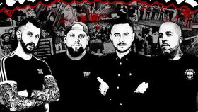Schwarz-weißes Bandfoto: vier Männer mit verschränkten Armen vor einer Collage aus Konzert- und Fanbildern; oben ein großer, roter Schriftzug.