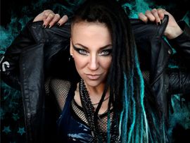 Frau mit schwarz-blauen Haaren