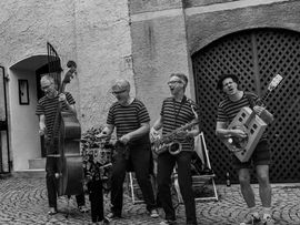 Schwarz-Weiß Aufnahme von einer vierköpfigen Band in Telfs