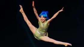 Tänzerin macht Spagat in Luft