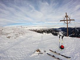 Sattelberg Gipfelkreuz im Winter