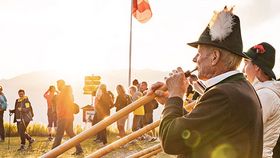 Bläsergruppe am Berg in der Schlick 200 bei Sonnenaufgangsfahrt