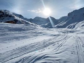 Skitour Hohe Warte Blick auf Gipfel und blauer Himmel