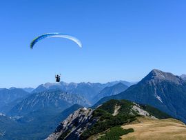 Paragleiter in den Alpen