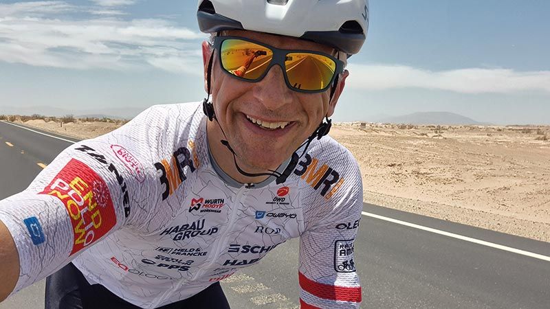 Kurt Matzler auf Rennrad lacht in die Kamera