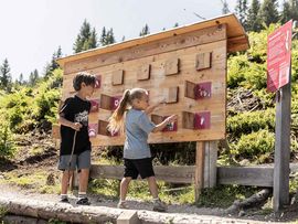 Kinder beim Spielen bei den Serlesliften Mieders
