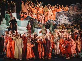 Große Anzahl Schauspieler auf der Bühne in Erl