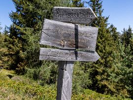 Schild am Rangger Köpfl, wo Wege hineingraviert sind