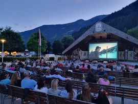 Sommerkino mit Besuchern in Zell