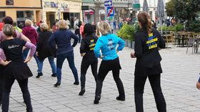 Menschen tanzen in einer Reihe