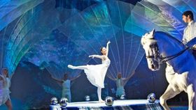 Eine Ballerina auf einer Bühne und ein Reiter auf einem weißen Pferd