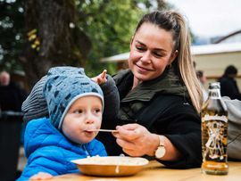 Mutter mit Kleinkind am Herbstmarkt Reutte