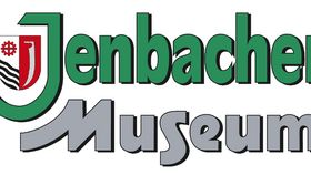 Jenbacher Museum Schriftzug und Wappen auf weißem Hintergrund