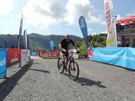 Fahrer kommt ins Ziel beim MTB Rennen auf das Kitzbüheler Horn