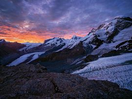 Alpengletscher bei Sonnenuntergang.