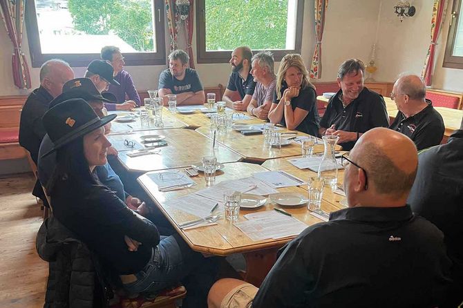 Mitglieder des "GrillXperts" Verein sitzen an einem Tisch