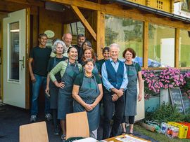 Mehrere Damen vor einer Glasfassade