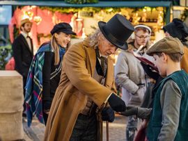 Zwischen liebevoll dekorierten Marktständen sorgen historische Figuren und gelebte Traditionen für ein authentisches Weihnachtsgefühl und besondere Momente für Groß und Klein.