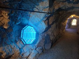 blau beleuchtete Höhle