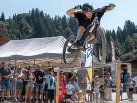 Mountainbiker vollführt einen Stunt