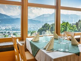 Ein schöner Ausblick über Innsbruck aus dem Fenster eines Lokals