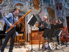Drei Männer spielen Instrumente