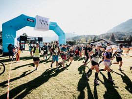 Teilnehmer beim Lechlauf Reutte mit Zielbogen
