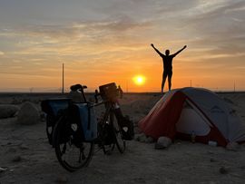 Thomas Widerin betrachtet den Sonnenuntergang